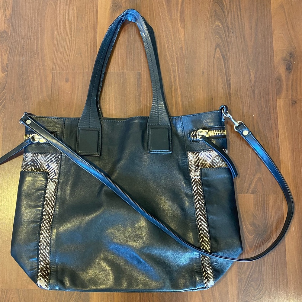INNUE Black Leather Purse with fur-like and zipper details